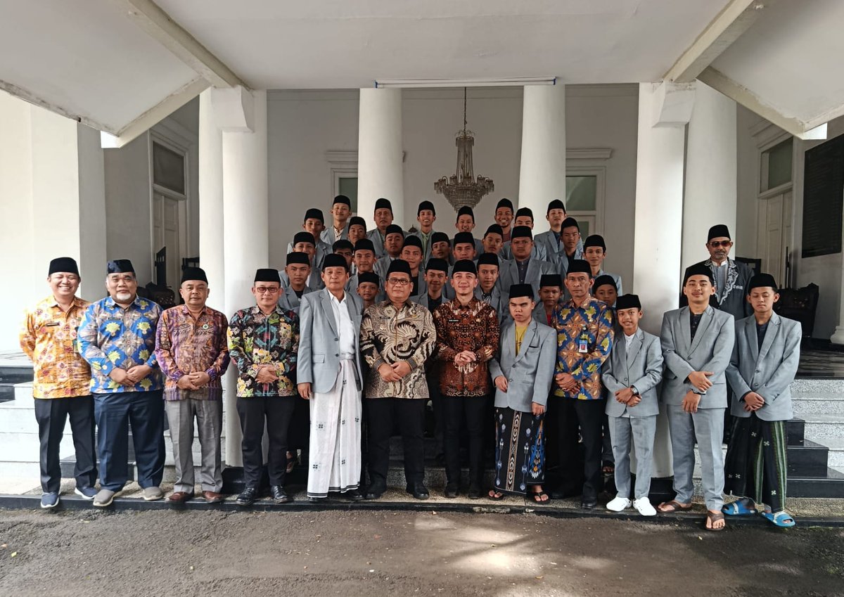 Bupati dan Wakil Bupati Lebak Melepas Kafilah MTQ Kabupaten Lebak
Lebak, - Bupati Lebak Moch. Hasbi Asyidiki Jayabaya bersama Wakil Bupati Lebak Amir Hamzah didampingi Ketua TP PKK Kabupaten  Lebak Belia Asyidiki, Sekretaris Daerah melepas peserta Musabaqoh Tilawatil Qur'an (MTQ)