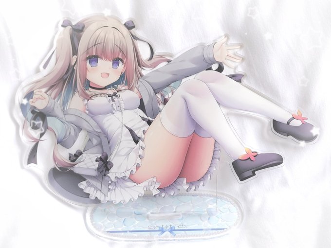 ✼••┈アクリルフィギュア┈••✼

スマホポシェットと同じ絵柄の大きなアクリルフィギュアです!

13×20cmもありますので、存在感抜群✨

台座にも印刷されてます🤍
そして会場限定で缶バッジ付き❣️ 