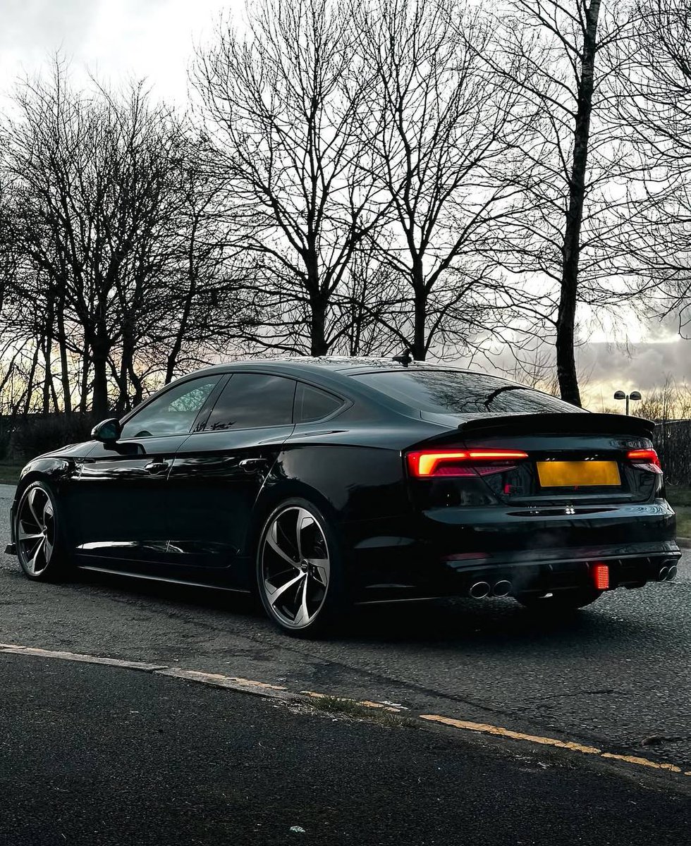 lofi_darling's tweet photo. "Cars make the ordinary extraordinary, turning the everyday commute into an adventure." https://t.co/zkBkEDd1dr