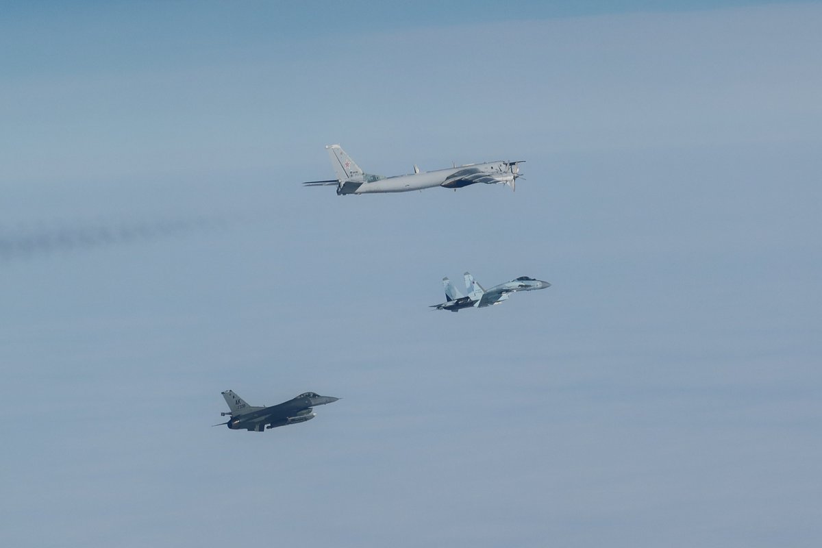 Roberto_yeager's tweet photo. Ah!Los buenos viejos tiempos...#ColdWar (2) #ALBVT
Los #Lockheed F-35A #Lightning II y F-16C #Falcon de #Eielson AFB, interceptaron (a petición del #NORAD) a un #Tupolev Tu-95MS #Bear y a un #Sukhoi Su-35 #Flanker sobre el Mar de Bering el 14 de abril (U.S. DoD photo) #F35A #F16C https://t.co/zaZFeVGeNS