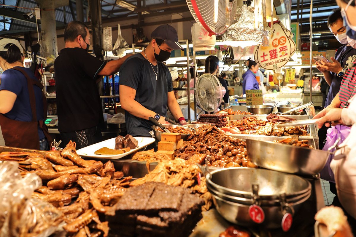 KaohsiungCity's tweet photo. Discover Local Culinary Gems!
Traditional markets offer more than fresh groceries – their prepared-food stalls are full of surprises! From local favorites like oily rice and fresh fish soup to international flavors like Roman pork rolls and spicy kimchi noodles, it's all here! https://t.co/P9DJvWjzOk