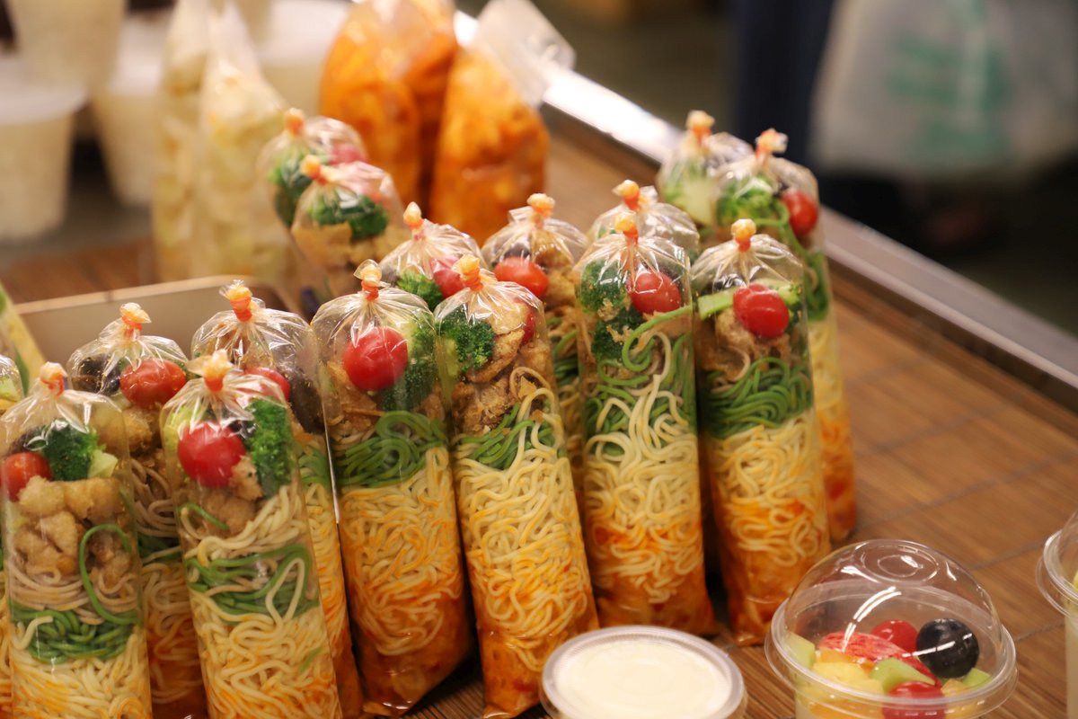 KaohsiungCity's tweet photo. Discover Local Culinary Gems!
Traditional markets offer more than fresh groceries – their prepared-food stalls are full of surprises! From local favorites like oily rice and fresh fish soup to international flavors like Roman pork rolls and spicy kimchi noodles, it's all here! https://t.co/P9DJvWjzOk