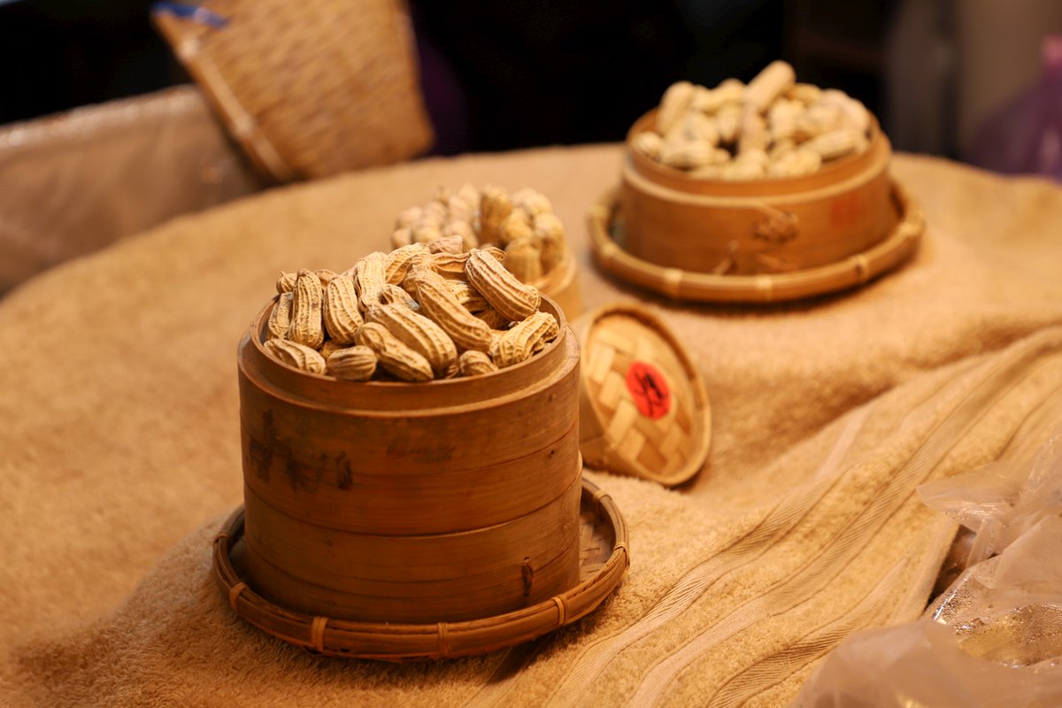 KaohsiungCity's tweet photo. Discover Local Culinary Gems!
Traditional markets offer more than fresh groceries – their prepared-food stalls are full of surprises! From local favorites like oily rice and fresh fish soup to international flavors like Roman pork rolls and spicy kimchi noodles, it's all here! https://t.co/P9DJvWjzOk