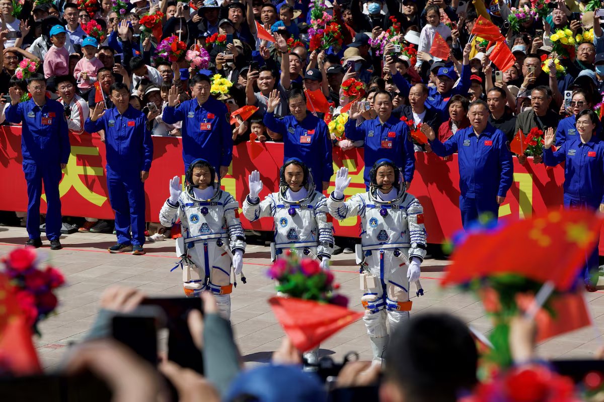 MarioNawfal's tweet image. 🇨🇳 CHINA LAUNCHES 3 ASTRONAUTS TO ITS SPACE STATION
China just shot 3 astronauts into orbit like it’s casual Thursday.
It’s their 15th crewed mission and part of a space program that’s been running longer than most TikTokers have been alive.
The crew blasted off on a…