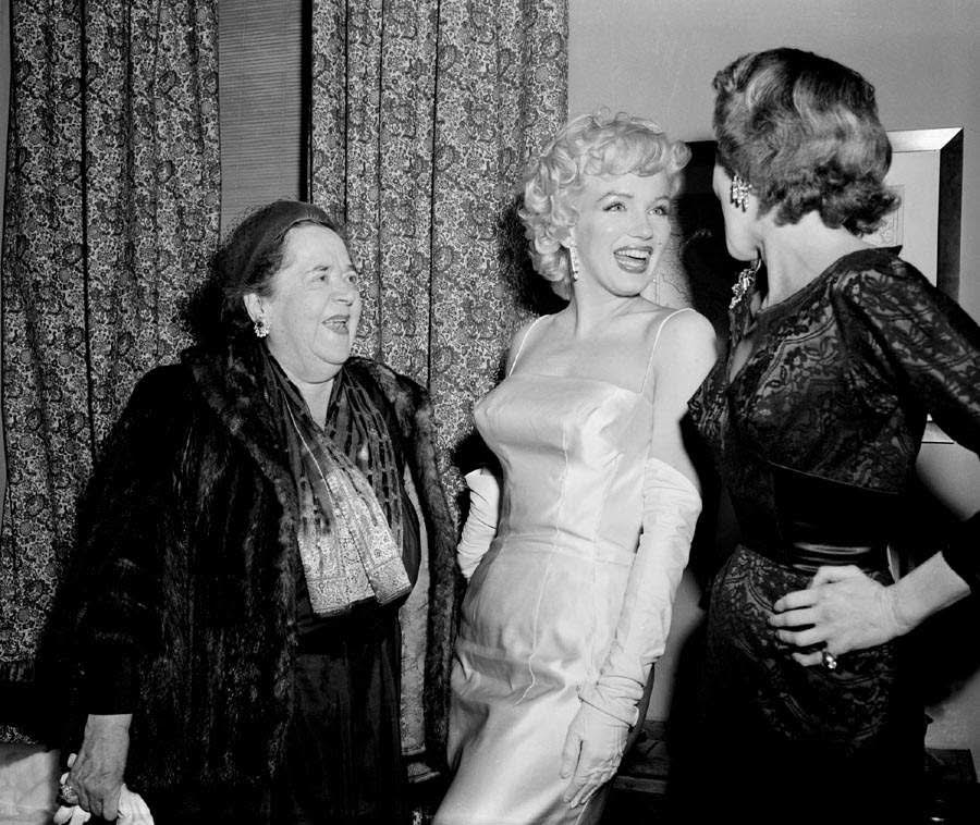 Clubpassionmar2's tweet photo. Bonne journée de jeudi.
Have a sweet Thursday.
Suite de la soirée avec des autographes, des réponses aux journalistes présents, avec Elsa Maxwell et pour finir en beauté avec Marlene Dietrich.
#marilynmonroe #Marilyn #clubpassionmarilyn #frankdelaney #elsamaxwell https://t.co/RwgNXW2L7L