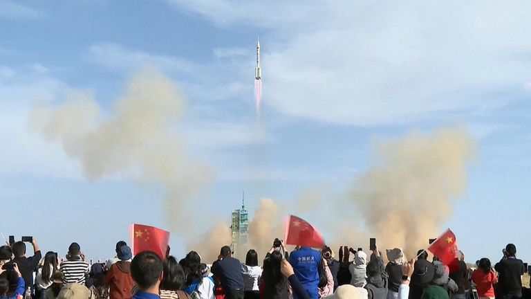 MarioNawfal's tweet image. 🇨🇳 CHINA LAUNCHES 3 ASTRONAUTS TO ITS SPACE STATION
China just shot 3 astronauts into orbit like it’s casual Thursday.
It’s their 15th crewed mission and part of a space program that’s been running longer than most TikTokers have been alive.
The crew blasted off on a…