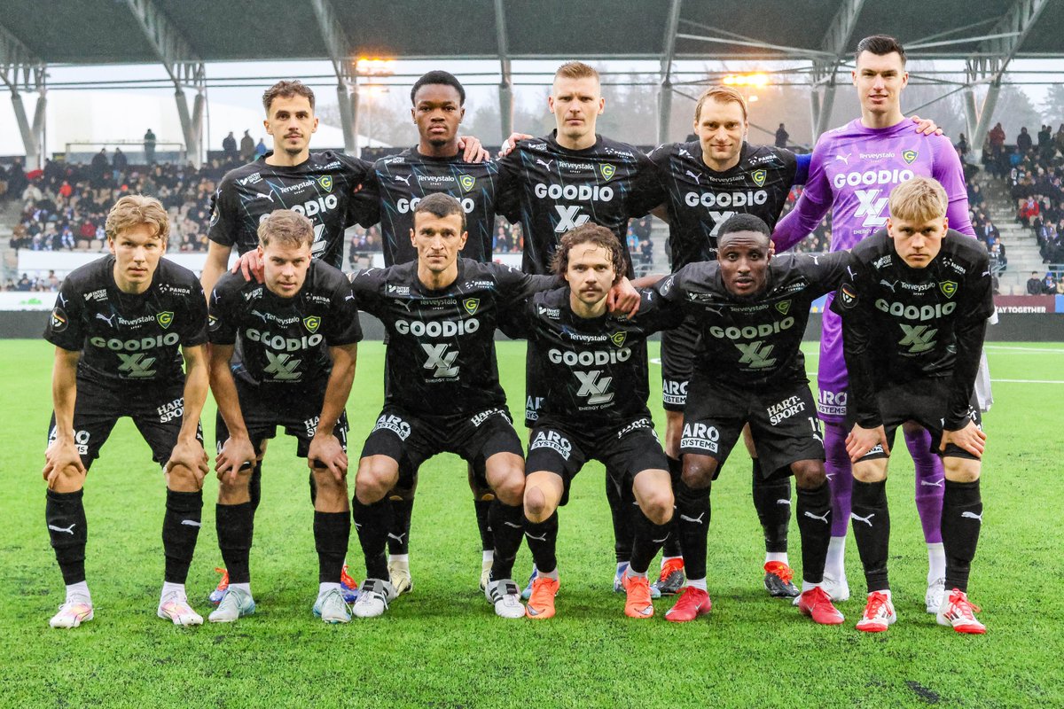 Näillä paidoilla voitettiin HJK ja nyt ne ovat huudettavissa Huutonetissä! 📣

Paita on korkealaatuinen, huolellisesti viimeistelty ja se yhdistää katutyylin sekä Gnistanin identiteetin soljuvasti yhteen. Kyseessä on myös IF Gnistanin historian ensimmäinen kolmospelipaita.