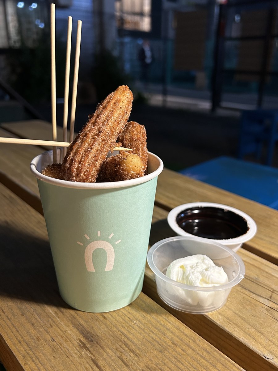 yuzu0807i's tweet photo. 2軒目は、韓国で120店舗も展開してる「STREET CHURROS」🇰🇷
目の前で揚げてくれた揚げたてが美味しすぎた！
チョコも生クリームもたっぷりで嬉しい😚

#お肉とスイーツフェスティバル https://t.co/8FRdoVbEs3
