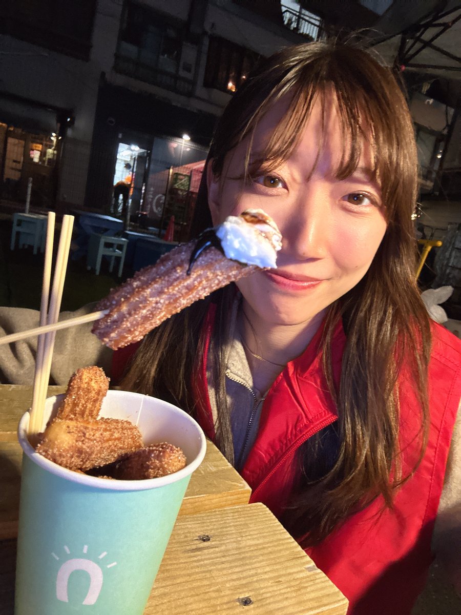 yuzu0807i's tweet photo. 2軒目は、韓国で120店舗も展開してる「STREET CHURROS」🇰🇷
目の前で揚げてくれた揚げたてが美味しすぎた！
チョコも生クリームもたっぷりで嬉しい😚

#お肉とスイーツフェスティバル https://t.co/8FRdoVbEs3