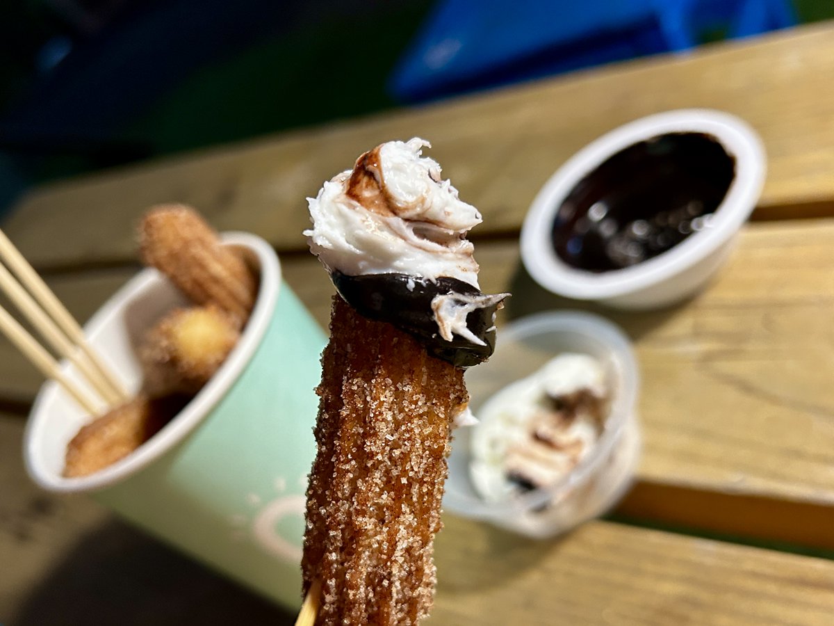 yuzu0807i's tweet photo. 2軒目は、韓国で120店舗も展開してる「STREET CHURROS」🇰🇷
目の前で揚げてくれた揚げたてが美味しすぎた！
チョコも生クリームもたっぷりで嬉しい😚

#お肉とスイーツフェスティバル https://t.co/8FRdoVbEs3