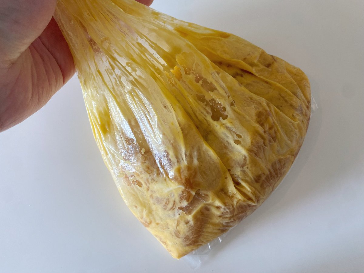 akari_hasegawa's tweet photo. 鶏ささみでつくる気楽で軽やかなおつまみから揚げ。卵入りの厚い衣をまとわせじっくり揚げることでパサつきやすいささみがふんわり。ポン酢とおろし生姜がよく合う(ちょっと面倒だけどぜひおろしたてを。絶対後悔させないので…)。オレンジワインと合わせると天才的においしい。幸せな気持ちで眠れる https://t.co/tYC2pfIx5a