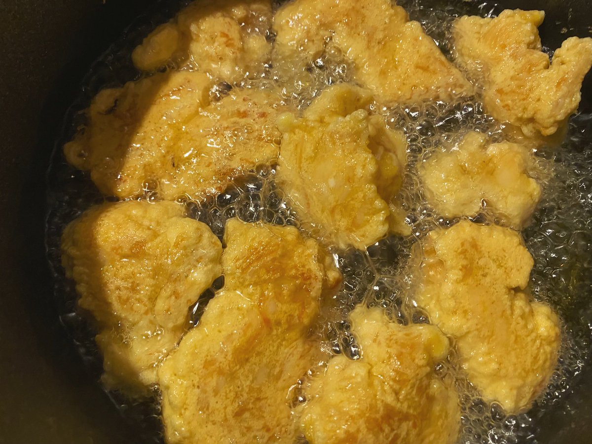 akari_hasegawa's tweet photo. 鶏ささみでつくる気楽で軽やかなおつまみから揚げ。卵入りの厚い衣をまとわせじっくり揚げることでパサつきやすいささみがふんわり。ポン酢とおろし生姜がよく合う(ちょっと面倒だけどぜひおろしたてを。絶対後悔させないので…)。オレンジワインと合わせると天才的においしい。幸せな気持ちで眠れる https://t.co/tYC2pfIx5a