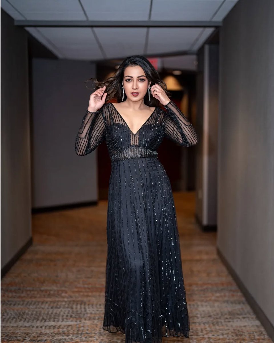 cinema_claps's tweet photo. #Gangers Actress @CatherineTresa1 

#GangersTrailer #SundarC #Vadivelu #CatherineTeresa 
#CatherineTresahot #Catherine https://t.co/FWApWjLcnh