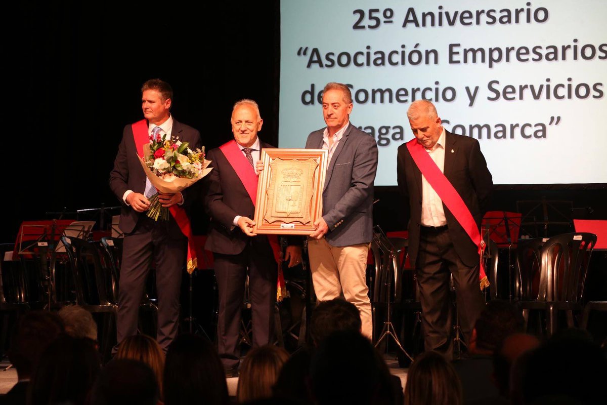 comerciofraga's tweet photo. Ayer por la tarde en el acto de entrega de Honores y Distinciones, organizado por @FragaAyto y donde contamos con la presencia del presidente de @GobAragon @Jorge_Azcon, recibimos el Escudo de la Ciudad de Fraga como reconocimiento a nuestro 25 aniversario 🫶🛍 ¡Muchas gracias! https://t.co/ydRJJBl1Yy