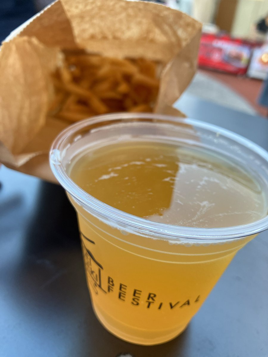 さっきの写真の1杯目は、和泉ブルワリーさんと多摩大のわさび餃子。
この写真の2杯目は、籠屋ブルワリーさんの華休とウェンディーズのポテト。すごく華やかな香り。
どっちのビールもフードも美味い😋
#せいせき春のビールまつり