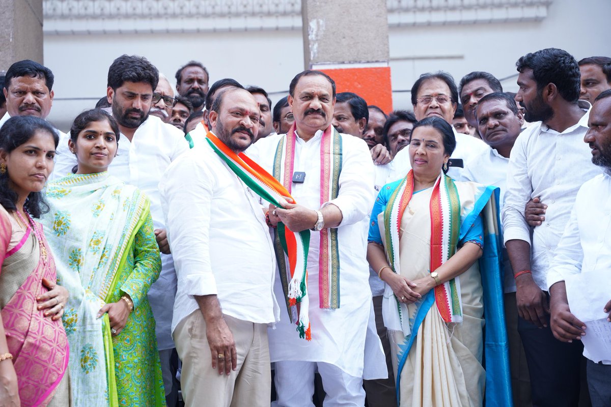 టిపీసీసీ అధ్యక్షులు ఎమ్మెల్సీ మహేష్ కుమార్ గౌడ్ సమక్షంలో ఎమ్మెల్యే యశస్విని రెడ్డి, ఝాన్సీ రాజేందర్ రెడ్డి నాయకత్వంలో పనిచేయడానికి  బిఆర్ఎస్ తొర్రూరు మండల అభివృద్ధి కమిటీ చైర్మెన్ డా.పొనుగోటి సోమేశ్వర్ రావు ఆధ్వర్యంలో 500 మంది కార్యకర్తలు కాంగ్రెస్ పార్టీలో చేరిక
<a href="/INCTelangana/">Telangana Congress</a>