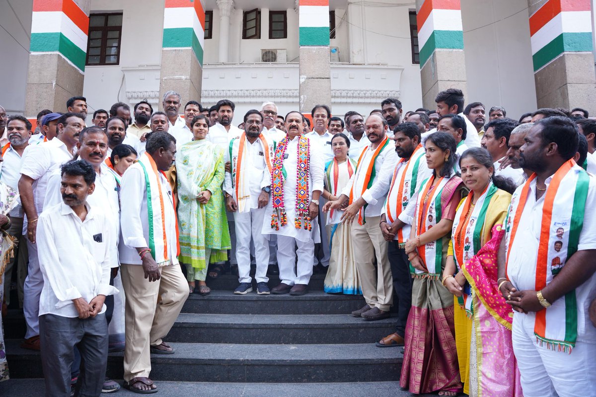 bmkgforce's tweet photo. టిపీసీసీ అధ్యక్షులు ఎమ్మెల్సీ మహేష్ కుమార్ గౌడ్ సమక్షంలో ఎమ్మెల్యే యశస్విని రెడ్డి, ఝాన్సీ రాజేందర్ రెడ్డి నాయకత్వంలో పనిచేయడానికి  బిఆర్ఎస్ తొర్రూరు మండల అభివృద్ధి కమిటీ చైర్మెన్ డా.పొనుగోటి సోమేశ్వర్ రావు ఆధ్వర్యంలో 500 మంది కార్యకర్తలు కాంగ్రెస్ పార్టీలో చేరిక
@INCTelangana https://t.co/bsSOneNEer