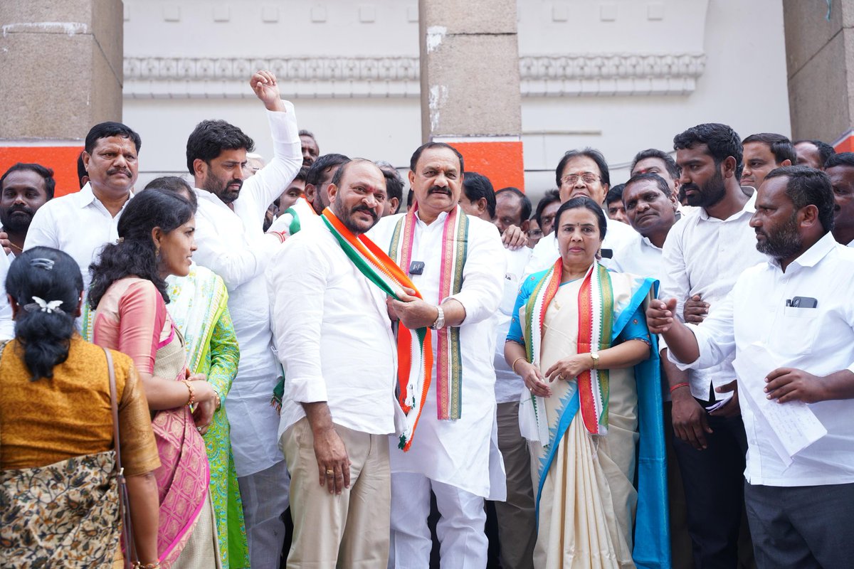 bmkgforce's tweet photo. టిపీసీసీ అధ్యక్షులు ఎమ్మెల్సీ మహేష్ కుమార్ గౌడ్ సమక్షంలో ఎమ్మెల్యే యశస్విని రెడ్డి, ఝాన్సీ రాజేందర్ రెడ్డి నాయకత్వంలో పనిచేయడానికి  బిఆర్ఎస్ తొర్రూరు మండల అభివృద్ధి కమిటీ చైర్మెన్ డా.పొనుగోటి సోమేశ్వర్ రావు ఆధ్వర్యంలో 500 మంది కార్యకర్తలు కాంగ్రెస్ పార్టీలో చేరిక
@INCTelangana https://t.co/bsSOneNEer