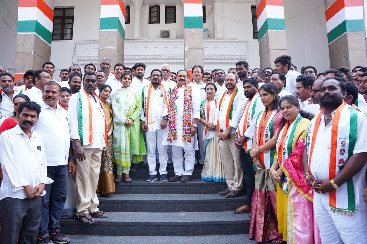 bmkgforce's tweet photo. టిపీసీసీ అధ్యక్షులు ఎమ్మెల్సీ మహేష్ కుమార్ గౌడ్ సమక్షంలో ఎమ్మెల్యే యశస్విని రెడ్డి, ఝాన్సీ రాజేందర్ రెడ్డి నాయకత్వంలో పనిచేయడానికి  బిఆర్ఎస్ తొర్రూరు మండల అభివృద్ధి కమిటీ చైర్మెన్ డా.పొనుగోటి సోమేశ్వర్ రావు ఆధ్వర్యంలో 500 మంది కార్యకర్తలు కాంగ్రెస్ పార్టీలో చేరిక
@INCTelangana https://t.co/bsSOneNEer