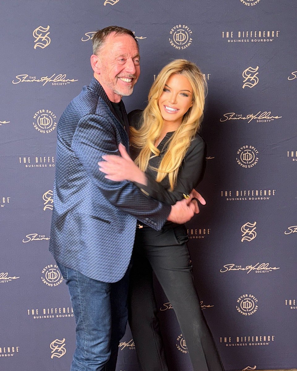 WendyStarland's tweet photo. Unforgettable night celebrating the launch of @thedifferencebourbon ! It is the only business bourbon created to celebrate life’s most special occasions - when the moment becomes a milestone.
#thedifference
#thedifferencebourbon
#neversplitthedifference
#neversplitalwaysshare
#chrisvoss
#wendystarland
#nicknanton
#roymilner
#bourbon
#redcarpet
#smilesformiles
#unforgettable
#cheers