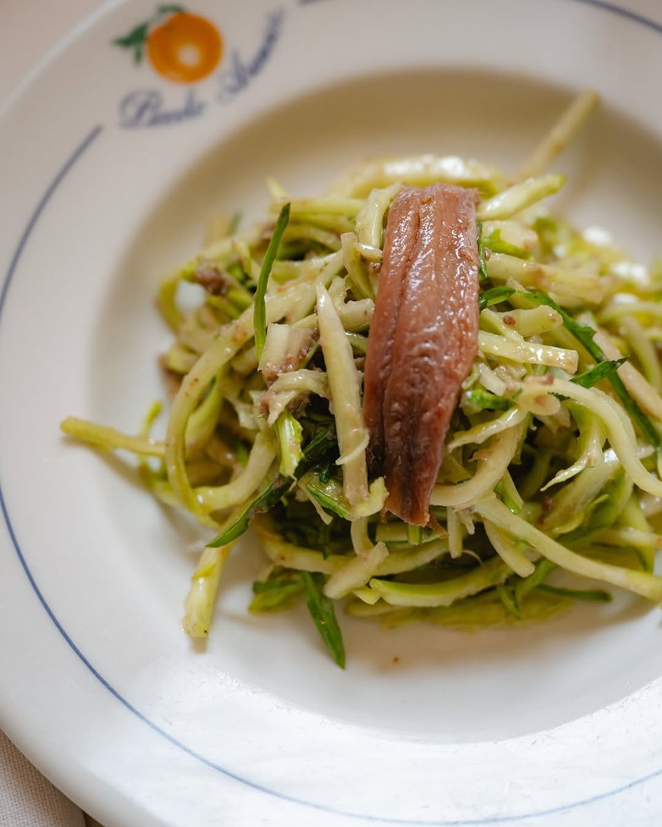 Le Puntarelle! Provale come antipasto o contorno, in salsa di alici del cantabrico 😋

#piccoloarancio #foodporn #Roma