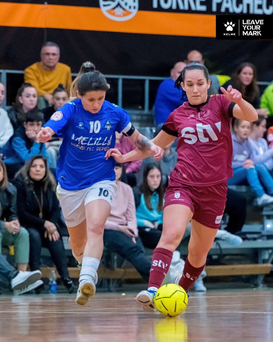 Kelmesports's tweet photo. ⚡️ 𝐏𝐚𝐬𝐢𝐨́𝐧 𝐪𝐮𝐞 𝐬𝐞 𝐣𝐮𝐞𝐠𝐚 𝐚 𝐫𝐚𝐬 𝐝𝐞 𝐬𝐮𝐞𝐥𝐨

En cada regate, en cada balón dividido, hay historia, hay garra… hay #FUTSAL 🔥

Esto no es solo un partido. Es el reflejo de todas las que luchan por este deporte cada día.

#Kelme #STVRoldan #TorreblancaMelilla https://t.co/8hu6tIBm2n