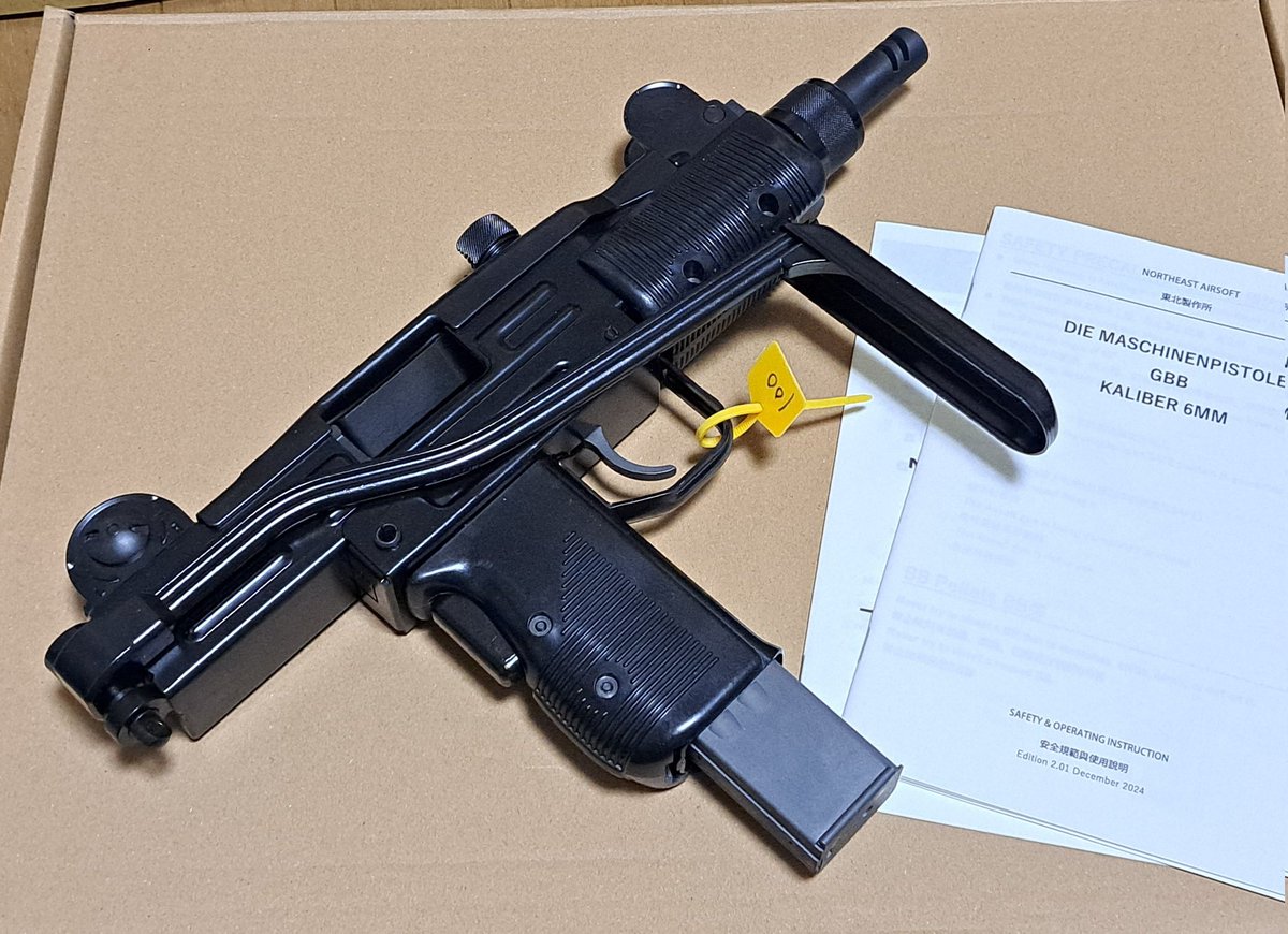 Prio_0730's tweet photo. NorthEast miniUZI 到着。
箱でかいw
STENやMP2と違ってなんのプリントもないダンボール箱。取説はMP2などと共用でmini用ではない。UZIシリーズをまとめたパーツリストブック付。
動作は快調ですが、フルオートでは1マグ撃ちきる前に息切れするかんじ。
#NorthEast #UZI #miniUZI https://t.co/uc3Or0PJMl