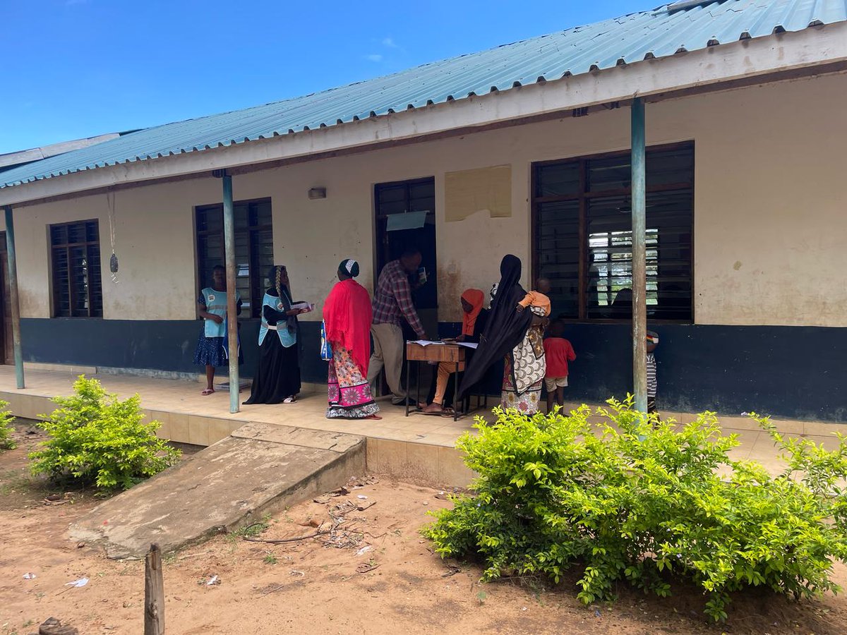 EndMalariaKenya's tweet photo. Free medical camp on going at Mchinjirini primary school. Free malaria testing and treatment for community members who have been found with malaria symptoms.
#emcsbccampaign #worldmalariaday2025 https://t.co/dzfGrimwtY