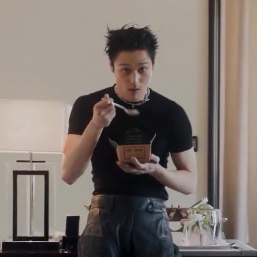 못 먹는 음식 없음
미각은 예민하나 편식은 없음
정석 젓가락질
입 다물고 우적우적 씹어먹음
식탐 부리지 않음

이게바로내가찾던악마의왼자,쭈왼이야 얘들아..