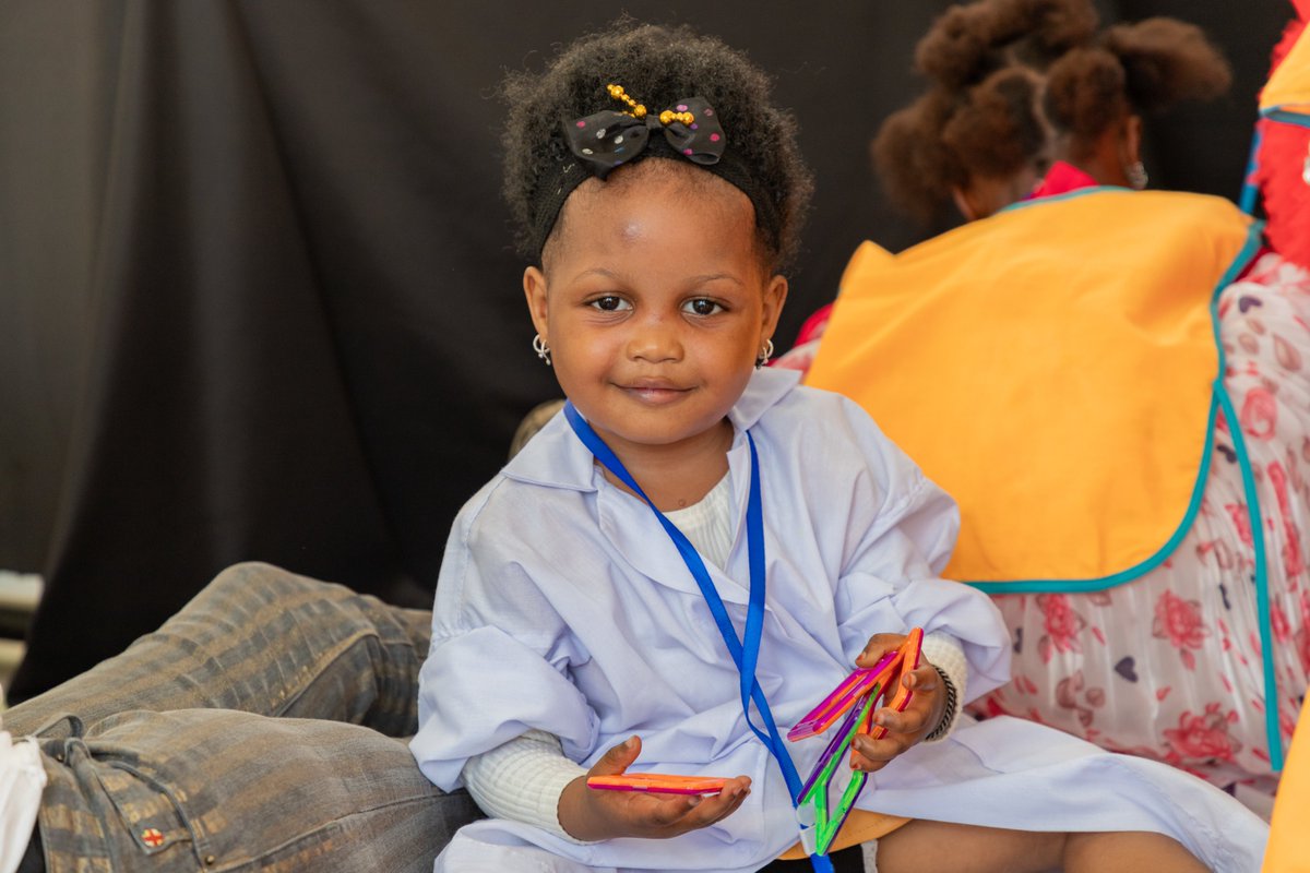 #72HeuresDuLivre: Rendez-vous au Village des Explorateurs! <a href="/CharlotteDaffe/">Charlotte Daffé</a> Ministre de la Prom. Féminine, Enfance, Personnes vulnérables &amp; <a href="/Felix_Ackebo/">Felix Ackebo</a> Rep. <a href="/UNICEF/">UNICEF</a> #Guinée partagent un moment avec les enfants dans un espace créatif où l’imagination rencontre les apprentissages