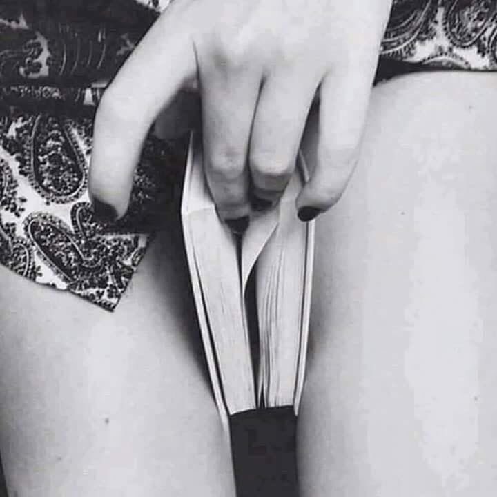 “Para las mujeres el mejor afrodisíaco son las palabras”; la atención; los detalles; el sentido del humor; la inteligencia; y, que la hagas sentir segura, especial y única para ti. El punto g no está exactamente donde tú crees; está en los ojos, en los oídos, en la piel y en su