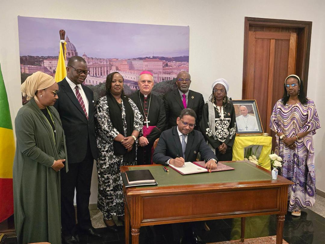 Equipe pays <a href="/UN_Congo/">ONU Rép du Congo</a> à la Nonciature Apostolique du Saint Siège pour présenter ses condoléances suite à la disparition du Pape François. "Le pape François était une voix transcendante en faveur de la paix, de la dignité humaine et de justice sociale". <a href="/ADiallo2018/">Abdourahamane Diallo</a> <a href="/UNESCOBrazza/">UNESCO Brazzaville #Education #Science#Culture...</a>