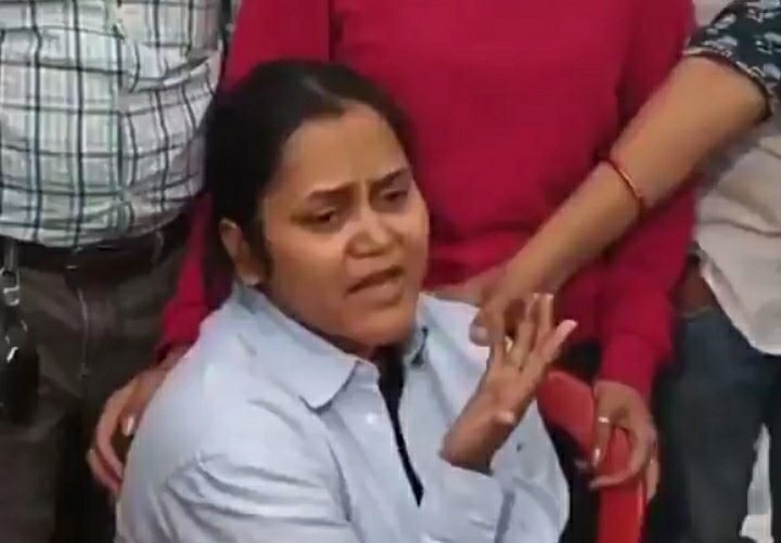 KraantiKumar's tweet image. शुभम द्विवेदी की पत्नी : आतंकवादी पूछ रहे थे हिन्दू हैं कि मुसलमान. मुसलमान हैं तो पहले कलमा पढ़ के दिखा. 

मैंने कहा ये हो क्या रहा है. हमने स्माइल देकर पूछा भैया क्या हुआ ?

आतंकी के फिर कहा, हिन्दू हैं या मुसलमान.

मैने कहा हिन्दू हैं, इतना सुनते ही मार दिया. पहली गन मेरे पति…