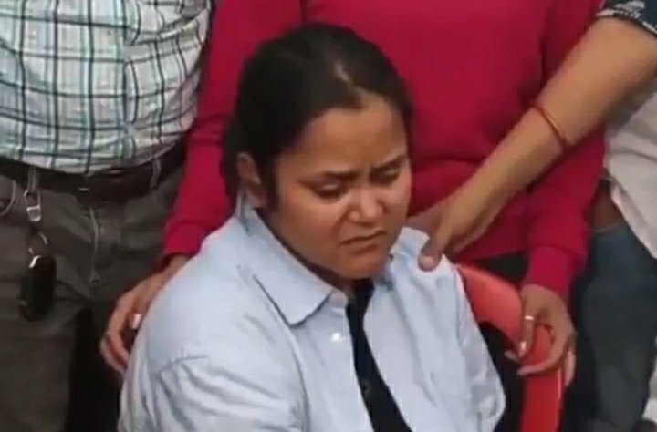 KraantiKumar's tweet image. शुभम द्विवेदी की पत्नी : आतंकवादी पूछ रहे थे हिन्दू हैं कि मुसलमान. मुसलमान हैं तो पहले कलमा पढ़ के दिखा. 

मैंने कहा ये हो क्या रहा है. हमने स्माइल देकर पूछा भैया क्या हुआ ?

आतंकी के फिर कहा, हिन्दू हैं या मुसलमान.

मैने कहा हिन्दू हैं, इतना सुनते ही मार दिया. पहली गन मेरे पति…