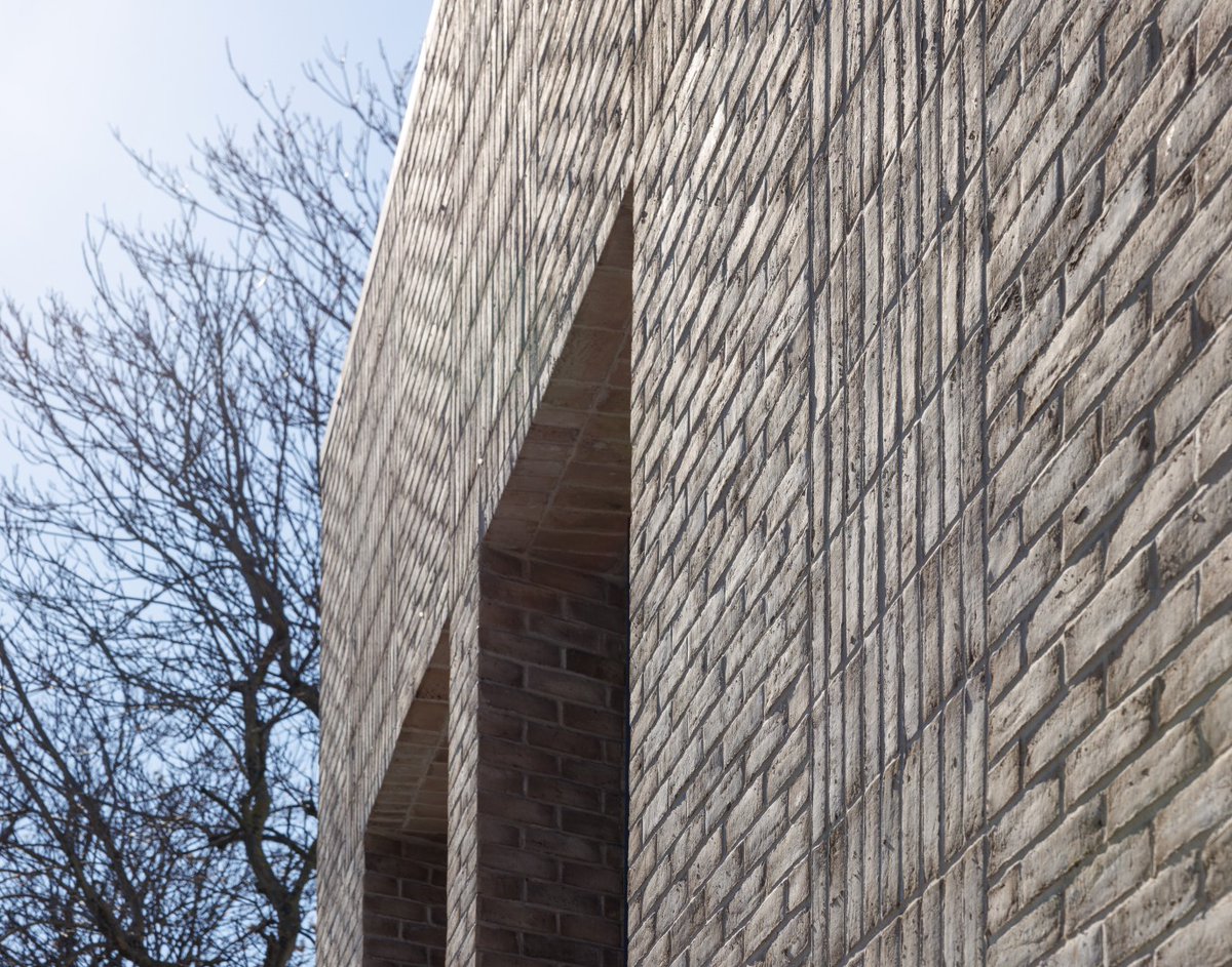 A buff facing brick was carefully selected for the Haberdashers Borough Academy project to create a building that reflects the #architectural character of the area, whilst providing a durable and timeless finish. Discover more about facing bricks – bit.ly/3DDa8rb