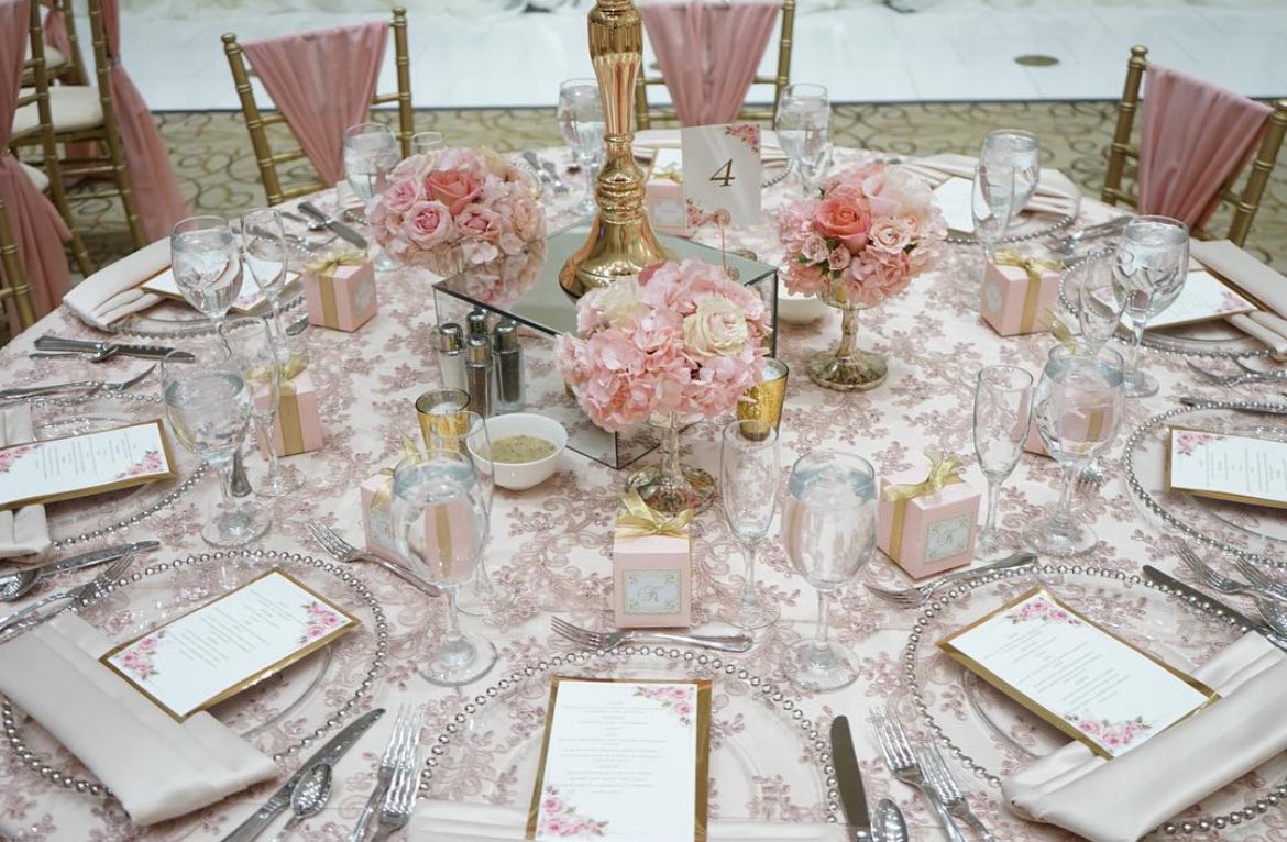 ipeclv's tweet photo. What do you think about this beautiful tablescape? We’re loving the pink hues and clear plates! 
•
•
Photo: IG byancaseventdecor https://t.co/xsXrKv7uyt