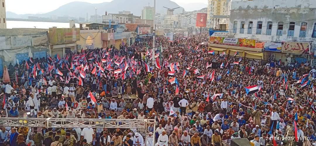 مثلما احترمنا الحشد في مهرجان بن حبريش و أيدنا من طالبوا بضرورة سماع أصوات تلك الحشود فينبغي أن يحترموا هذه الحشود التي حضرت اليوم وينصتوا لمطالبهم واصواتهم طالما الكل ينتمي للمجتمع الحضرمي .