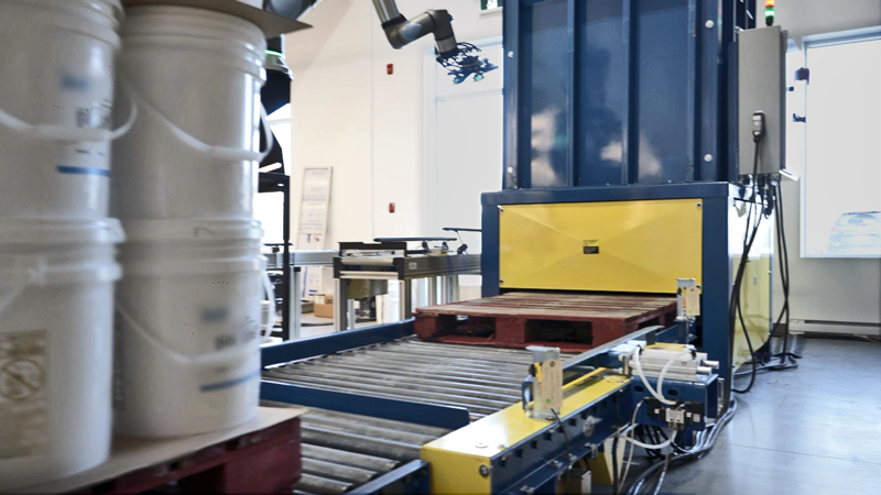 AlbaMfgConveyor's tweet image. #albamfg recently teamed up with #Robotiq to support a frosting bucket palletizing project for a bakery. By supplying a custom pallet dispenser and #conveyor system, Alba helped transition the bakery from manual labor to robotic automation. bit.ly/4irj8lN #Palletizing