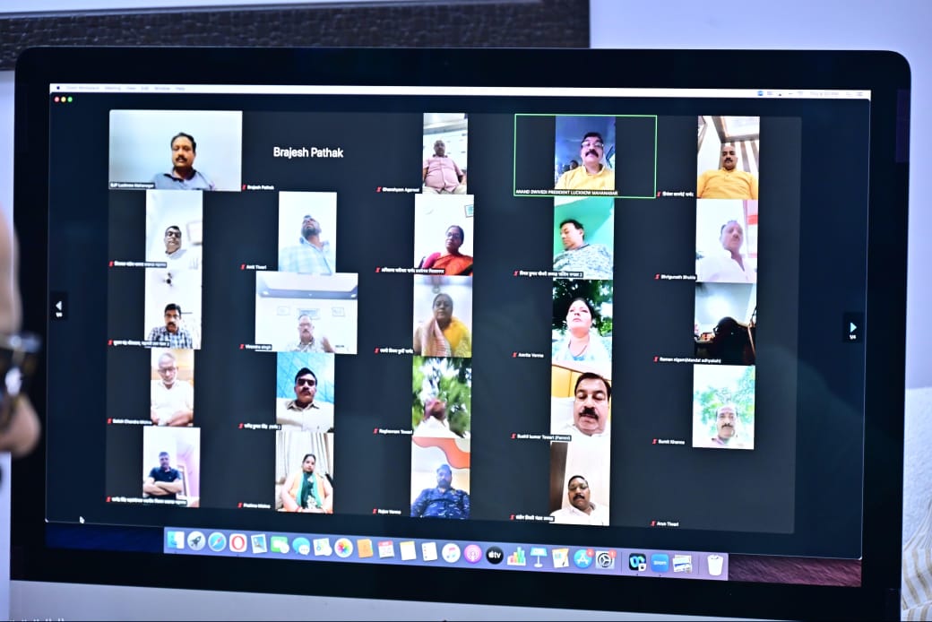 आज आवास पर गांधी भवन प्रेक्षागृह, लखनऊ में कल 25 अप्रैल 2025 को सायं 6:00 बजे, उत्तर प्रदेश नागरिक परिषद द्वारा  "एक राष्ट्र - एक चुनाव" विषय पर आयोजित संगोष्ठी कार्यक्रम की तैयारियों के संबंध में "वर्चुअल बैठक" को संबोधित करते हुए कार्यक्रम को सफल एवं अभूतपूर्व बनाये जाने हेतु