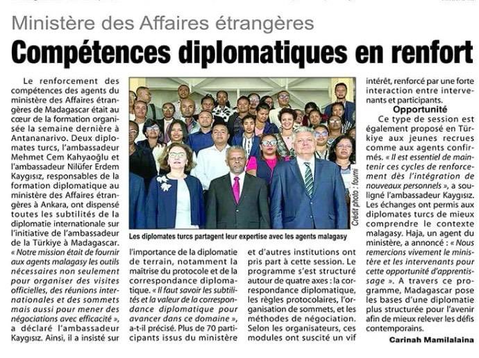 Sayın Büyükelçilerimiz <a href="/CemKahyaoglu1/">Cem Kahyaoğlu</a> ile <a href="/NiluferEK/">Nilufer Erdem Kaygisiz</a> ’ın Madagaskarlı diplomatlara yönelik gerçekleştirdikleri diplomasi eğitimine ilişkin bugünkü gazetesinde çıkan haber.
