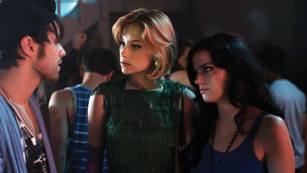 Roxane Mesquida dans Kaboom.