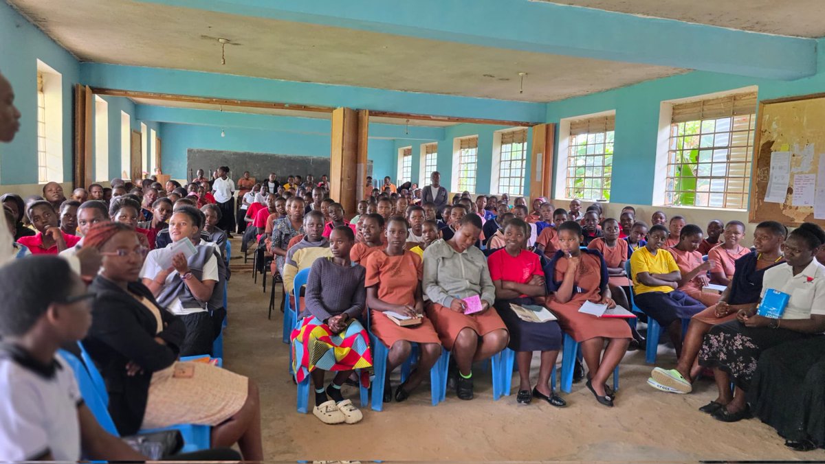 ccgea1's tweet photo. 📌 #CCGHopeInitiativeClub of Ndejje University today successfully conducted their outreach at Nalinya Lwantale Girl’s Senior School. 👏👏👏
#KnowYourConstitution
#StudentsOutreachProgram 

@KatibaMuseum https://t.co/NxL3rApmVF