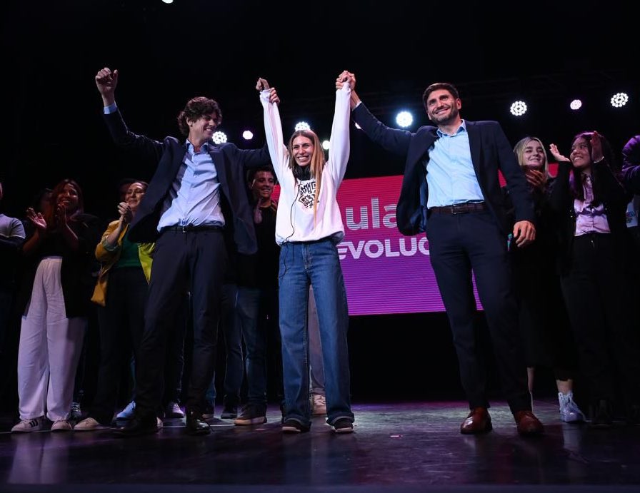La Triple L (@lapostafin) on Twitter photo Muchachos ahora nos volvimos a ilusionar
Martín Lousteau <a href="/GugaLusto/">Martín Lousteau</a>
La Triple L <a href="/lulalevy/">Lula Levy</a>
Maxi Pullaro <a href="/maxipullaro/">Maximiliano Pullaro</a>
Todos subidos a la levyneta para ganar la Ciudad Muchachos ahora nos volvimos a ilusionar
Martín Lousteau <a href="/GugaLusto/">Martín Lousteau</a>
La Triple L <a href="/lulalevy/">Lula Levy</a>
Maxi Pullaro <a href="/maxipullaro/">Maximiliano Pullaro</a>
Todos subidos a la levyneta para ganar la Ciudad