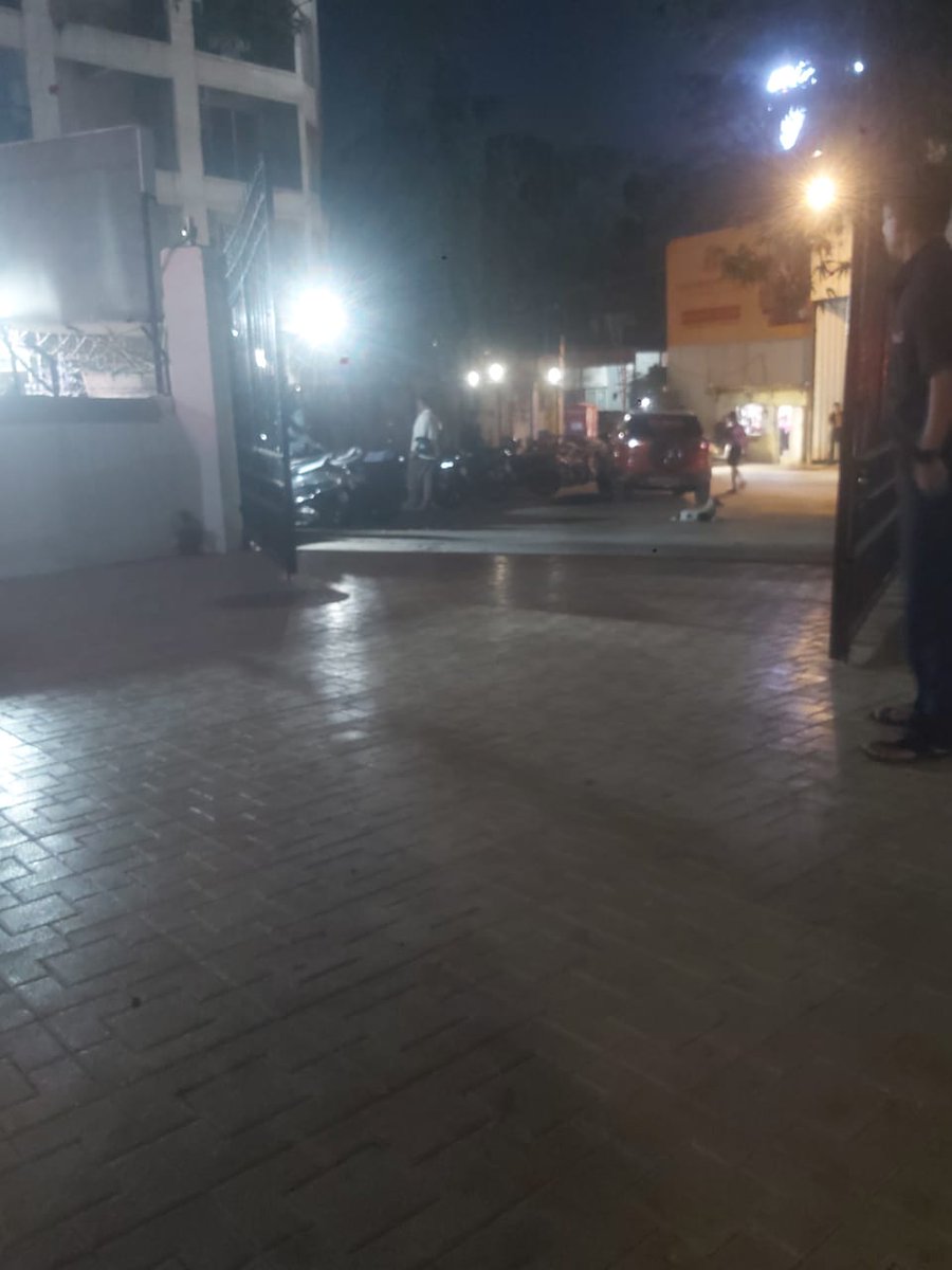 porusbhatt's tweet image. @MTPHereToHelp same vehicles obstructing Entry gate of Vishakha Arcade Co-op Hsg Scty Ltd Vithal Naik Marg Next to MVM Educational Complex Andheri West Mumbai 400058.#ZeroAction from D N Ngr Traffic Police @AmboliPolice