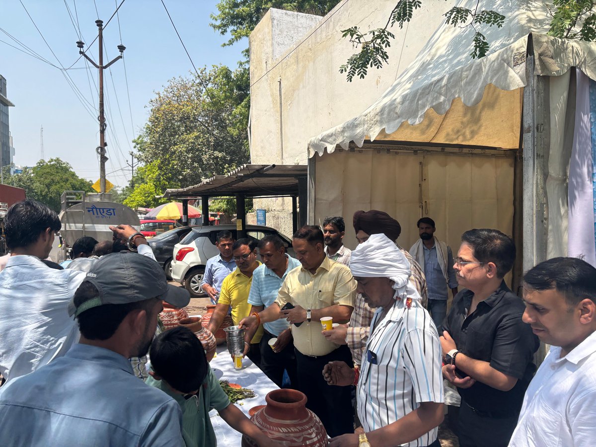 noida_authority's tweet photo. आज, दिनांक 24.04.2025 को नौएडा प्राधिकरण के जल विभाग द्वारा भीषण गर्मी से राहत हेतु निम्नलिखित स्थलों पर पियाऊ लगाए गए:
📍 सैक्टर-5
📍 सड़क मार्ग, सैक्टर-22/24 के मध्य
📍 सैक्टर-39, जिला चिकित्सालय के सामने

राहगीरों एवं आमजन को शुद्ध, ठंडा पेयजल उपलब्ध कराने हेतु यह पहल की गई।

इसकी शुरुआत विशेष कार्यकारी अधिकारी महेंद्र प्रसाद जी की उपस्थिति में मौके पर मौजूद आवागमियों को शरबत का वितरण करके किया गया, ताकि तेज गर्मी में त्वरित राहत प्रदान की जा सके।

#NoidaAuthority 
#PeyauSeva 
#BeatTheHeat 
#SmartNoida 
#SummerRelief 
#HydrationCare 
#HealthyNoida