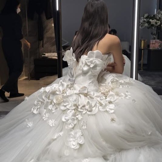 แค่เห็นรูปญาญ่าฟิตติ้งชุดแต่งงาน เห็นแค่ข้างหลังก็รู้ว่านี่จะเป็นเจ้าสาวที่สวยที่สุด ช่อง 3 ถ่ายทอดสดงานแต่งณเดชน์ญาญ่าเถอะ