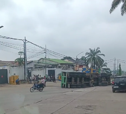 mediacongo's tweet photo. #Kinshasa : Un accident de circulation a été signalé aujourd'hui sur la chaussée #Nguma, non loin de l'avenue 18 Parcelles, où un camion remorque s'est renversé. Les habitants de la commune de #Ngaliema ont dénoncé cet énième cas d'accident qui met la vie des usagers en danger pendant que des mesures portant interdiction de circulation de ces engins dans la journée souffrent d'application !