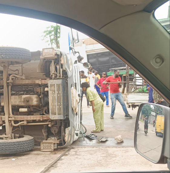 mediacongo's tweet photo. #Kinshasa : Un accident de circulation a été signalé aujourd'hui sur la chaussée #Nguma, non loin de l'avenue 18 Parcelles, où un camion remorque s'est renversé. Les habitants de la commune de #Ngaliema ont dénoncé cet énième cas d'accident qui met la vie des usagers en danger pendant que des mesures portant interdiction de circulation de ces engins dans la journée souffrent d'application !