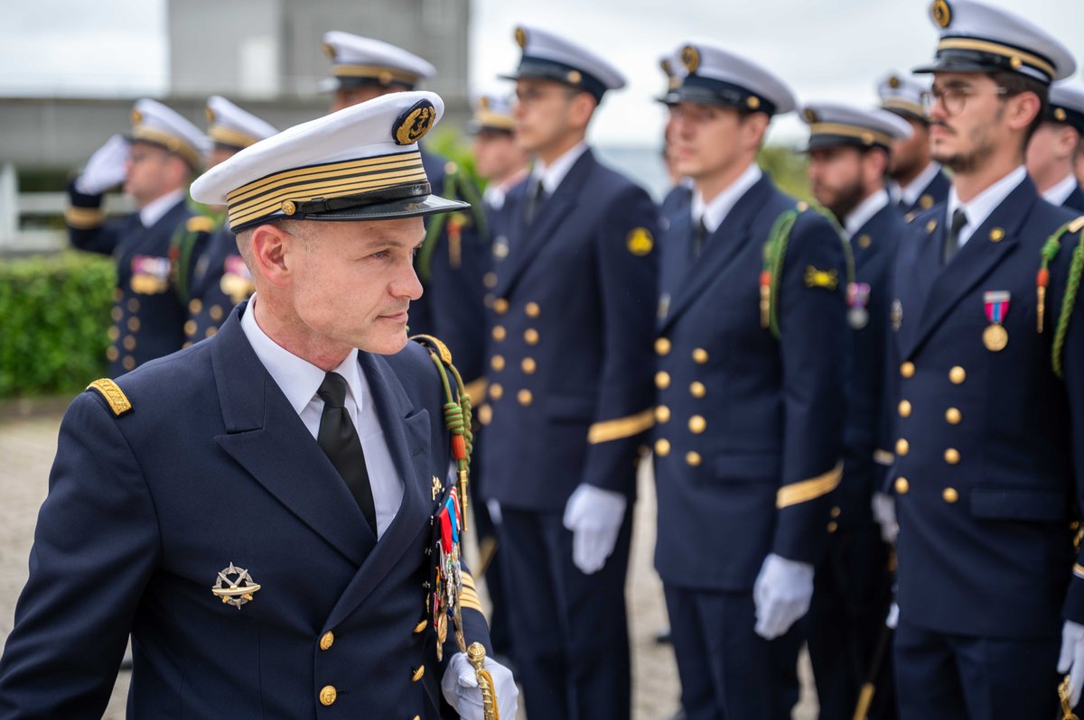 MarineNationale's tweet image. #PASSCOM | Il a pris le commandement de sa nouvelle unité… 👏 
Hier, le CV Cyrille, commandant l’escadrille des sous-marins nucléaires lanceurs d’engins (COMESNLE) a reconnu le CV Sébastien comme nouveau commandant de l’équipage rouge du SNLE Le Terrible.