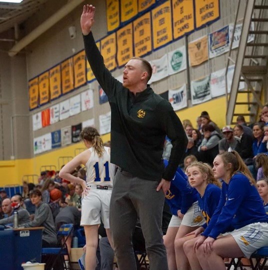 FConference's tweet image. The next FC Update by Rocky Erickson Sports introduces Ryan Sullivan, new Head WBB Coach at @UMWBulldogs!  Listen here: bit.ly/FCupdateApril-…
This week's clip powered by our friends at Tire-Rama @CooperTire!

#FCsports - #FierceFrontier - #TheRightWayToPlay

@MontanaWestern